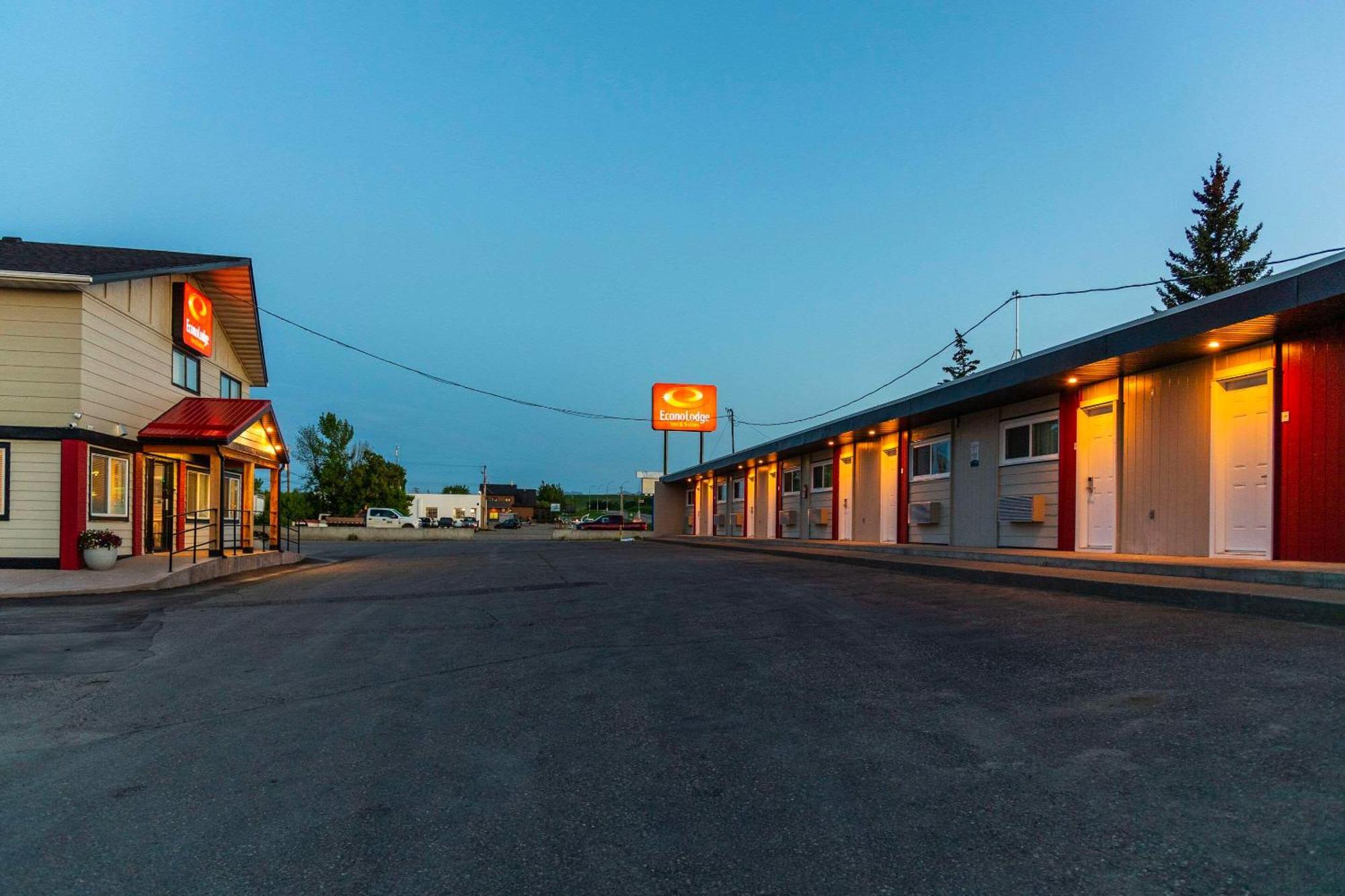 Econo Lodge Inn & Suites Pincher Creek Exterior photo