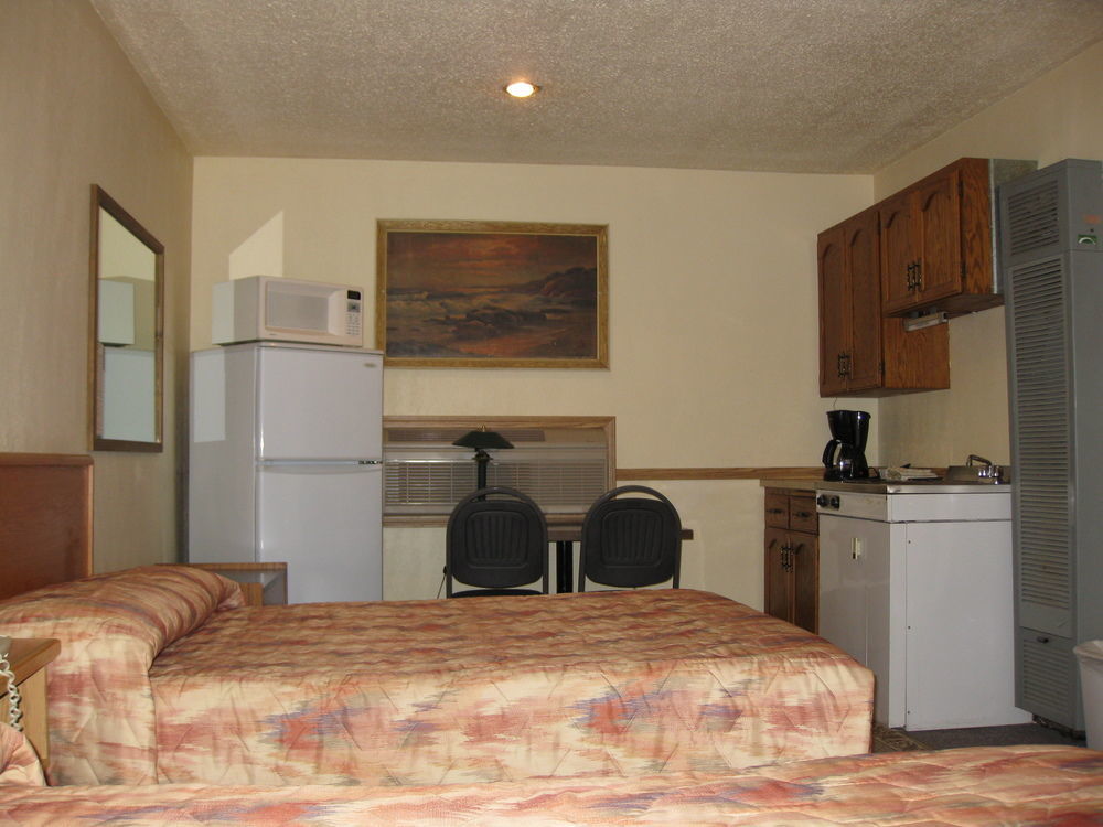 Econo Lodge Inn & Suites Pincher Creek Exterior photo